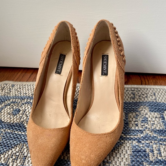 Tan/ camel suede pumps- size 6 - Picture 2 of 7